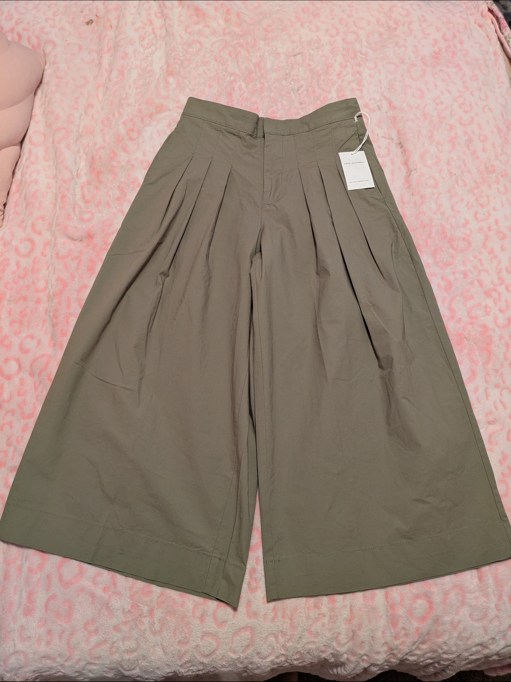 Wide Leg Pleated Capris - Olive Green Small